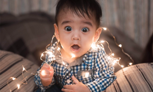 bambino stupore luci