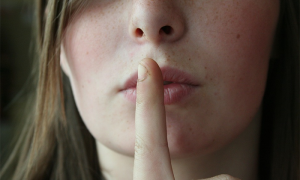 dito silenzio ragazza