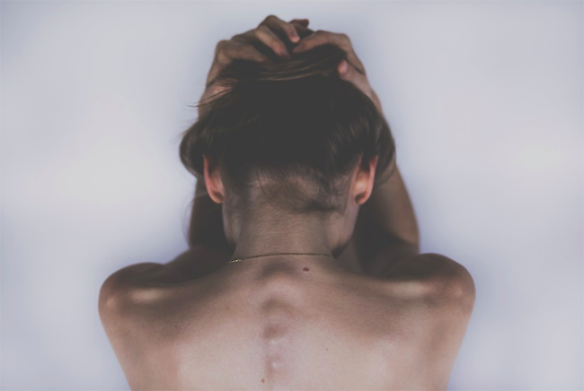 donna nuda spalle triste