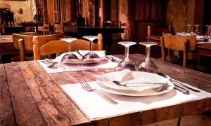 ristorante tavolo vuoto