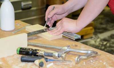 Artigiano lavoro falegname mani