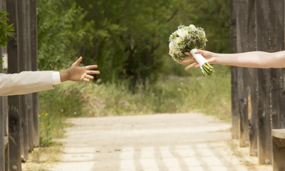 fiori matrimonio mani distanza