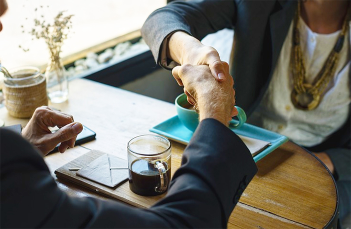 lavoro offerte 16 tavolo stretta mani uomo donna