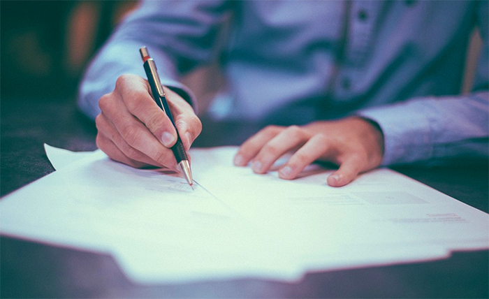 lavoro offerte 6 firma uomo frontale