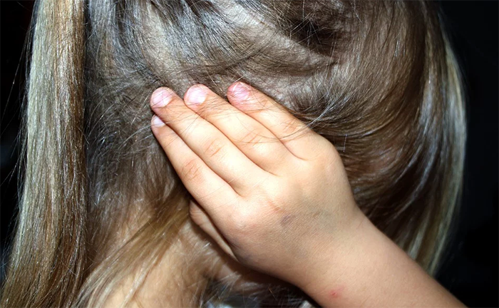 bambina abusi mano testa