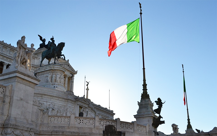 bandiera italia altare patria