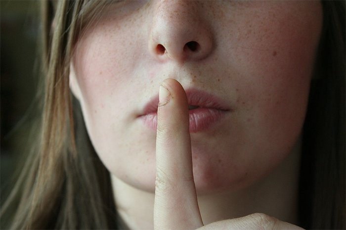 dito silenzio ragazza