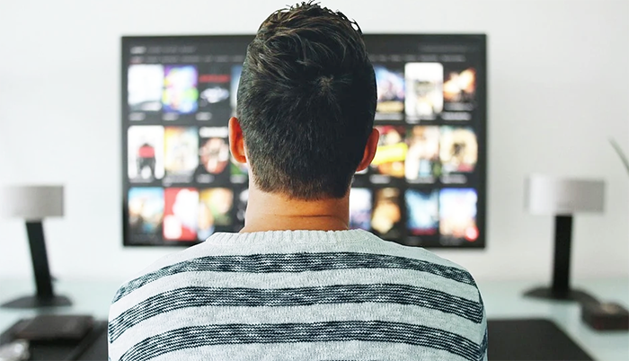 tv uomo spalle